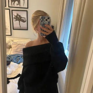 Stickad off shoulder tröja  - En otroligt fin stickad off-shoulder tröja, slutsåld från H&M. Så bekväm och sällan använd! Storlek S