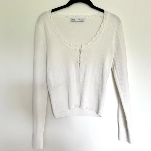 Broderad tröja med knappar  - Jätte fin tröja med söta detaljer💗