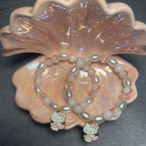 Pinky strawberry🍓 - Rosa armband med ett söt hello Kitty hänge, hon håller även i en jordgubbe🥹🍓💖 39kr styck.