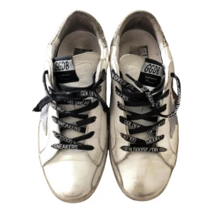 Golden goose skor - Fina golden goose skor ( ska ha slitningar ) Passar mig som både kan ha storlek 37 och 38