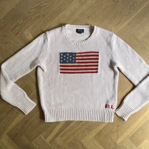 Stickad rosa ralph lauren tröja🎀🇺🇸 - Säljer denna super super populära ralph lauren tröjan som alltid är slutsåld.🎀🇺🇸 Den är i strl 16 yr, men jag skulle säga att den passar 164.💗 Skriv priv om du har några frågor eller funderingar! Nypris: 2000kr mitt pris: 700kr