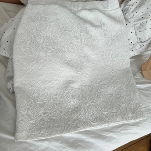 Fin kjol  - Jätte fin kjol. Man kan sy upp den så den passar än själv 