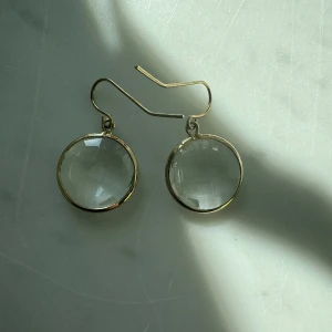 Örhängen från SNÖ - Aldrig använda, jättefina med slipad glaskristall