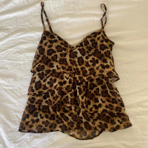 Leopardtopp - Skitsnyggt linne med volanger och leopardmönster!❣️