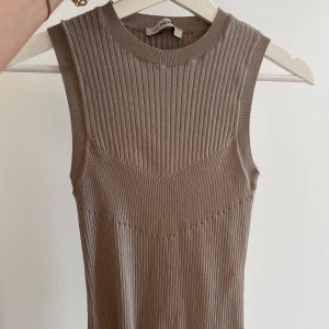 Topp - Använd 1-2 ggr, perfekt skick står ingen storlek men uppskattar till en S-M. Köpt på Chiquelle.