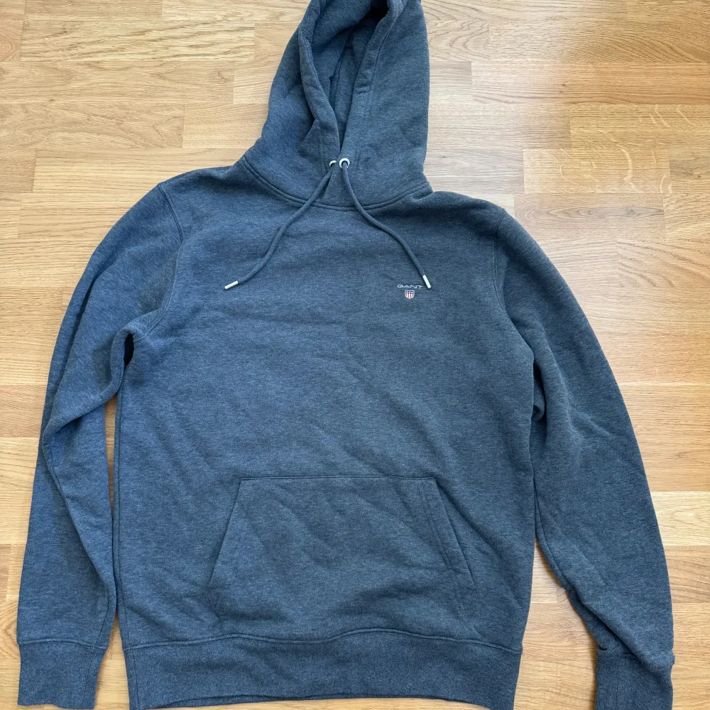 Snygg mörkgrå hoodie från Gant. Mycket sparsamt använd, storlek L men passar mig som har M. Skriv vid frågor!. Hoodies.