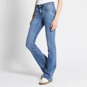 Low boot - jeans - Säljer dessa jeans från lager för dom inte kommit till användning, endast provade! Kom gärna med pris förslag🥰
