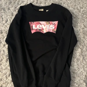 Levis hoodie - i jättebra skick, använt fåtal w