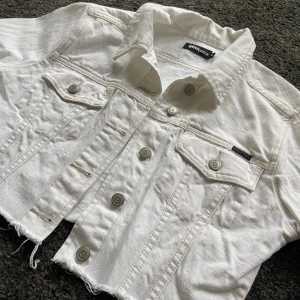 Vit jeansjacka  - En vit croppad jeansjacka från Gina Tricot. En liten fläck på vänstra armen.  