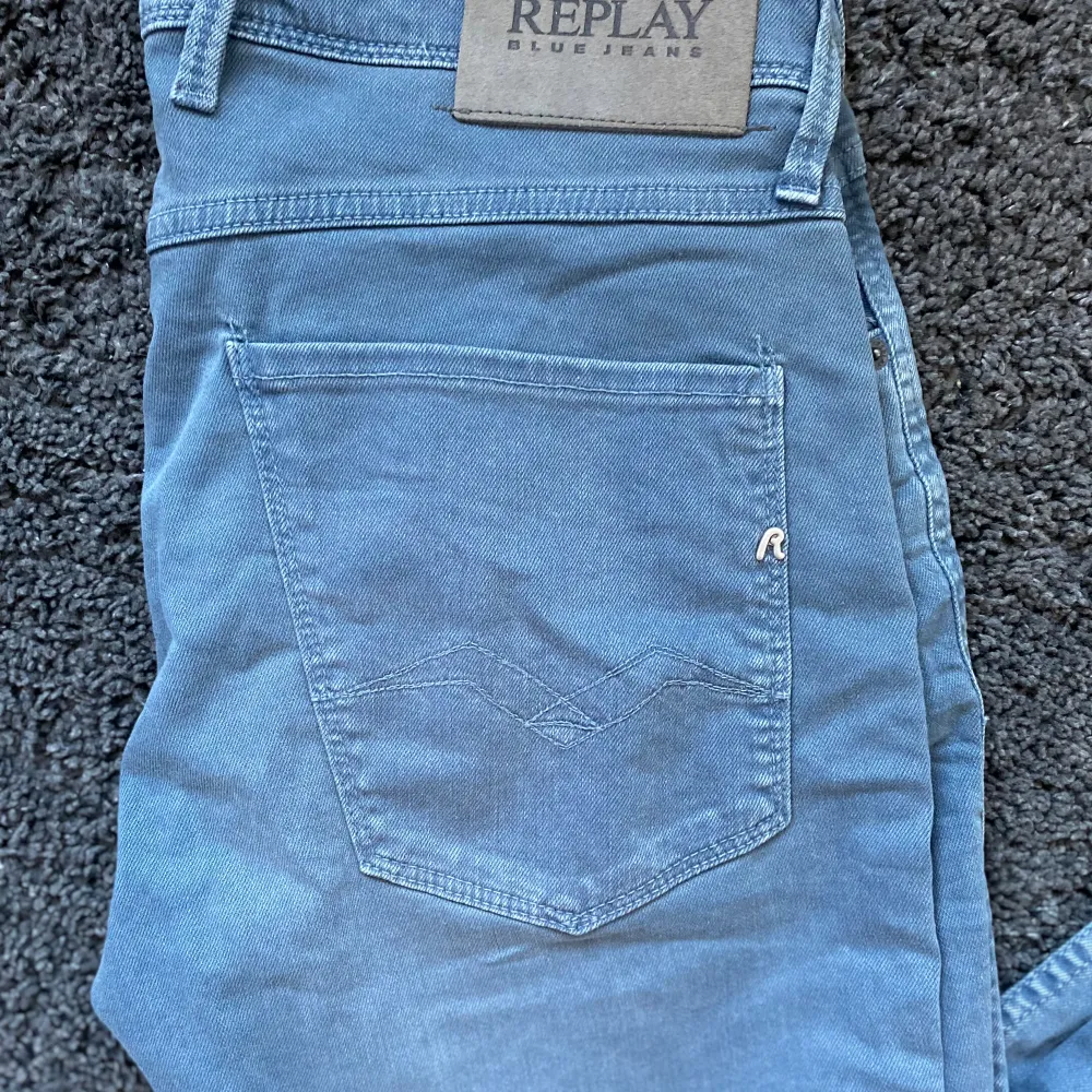 Replay anbass jeans i färgen blå/grå. Storlek 31/32. Fint skick, nypris 1699, köp för endast 499kr. Hör av dig vid frågor🙌. Jeans & Byxor.