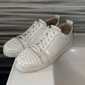 Christian Louboutin - Christian Louboutin, Vita, storlek 42, bra skick 8/10, en nit borta 