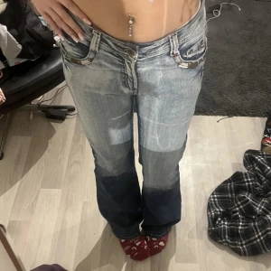 Low waist bootcut jeans - Fina utsvängda jeans som använts få gånger🙈 är i jätte bra skick!!! Säljer då de är för stora😊🙏🏻 30/M 