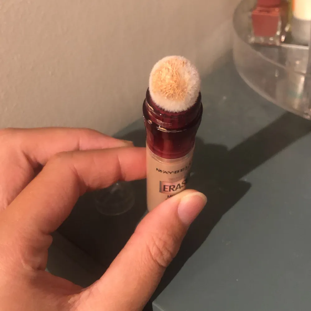 Säljer en Maybelline Instant Age Rewind Eraser Concealer i nyansen 03. Har aldrig använt utan bara provat men den var fel färg. Köp direkt eller ge prisförslag 💛. Skönhet.