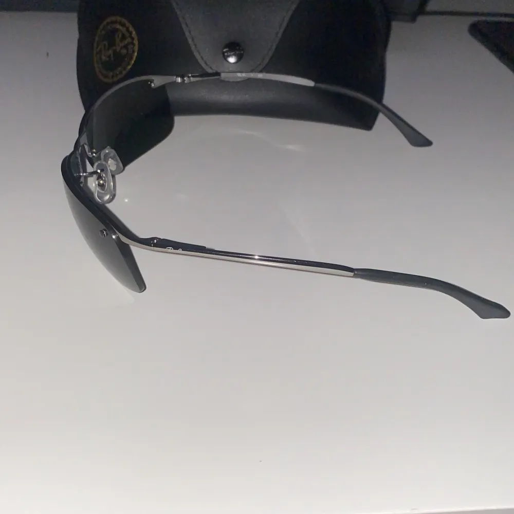 Säljer ett par bossiga rayban glasögon som jag har för mig att james Bond hade på sig i nån film nån gång. Köpte i London detta år för 1800kr.. Accessoarer.