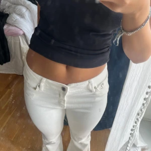 Lågmidjade bootcut  - Vita lågmidjade jeans köpa från zara som endast är använda fåtal gånger🥰Midjemåttet är 38 cm och innerbenslängden 81 cm!  Jeansen har ett väldigt stretchiga material💕