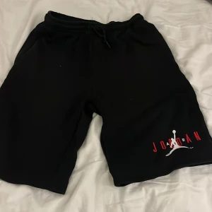 Ett par jordan shorts  - Shortsen är i 10/10 skick och har använts 1 gång, de är köpte i JD  Priset går alltid att diskutera 