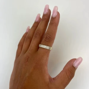 Ring  - SÅ snygg ring med diamanter!! Den är fyrkantig i formen vilket gör den bekväm att ha tex bredvid andra ringar då den inte tar så mycket plats!💕 storleken är en S/M skulle jag säga! Inga repor/tecken på användning. Från & other stories
