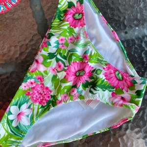 Ny bikiniunderdel bikinitrosor från Phax. Strl S/M - Se bilder :)  Strl S men väldigt stretchiga så passar även M :)