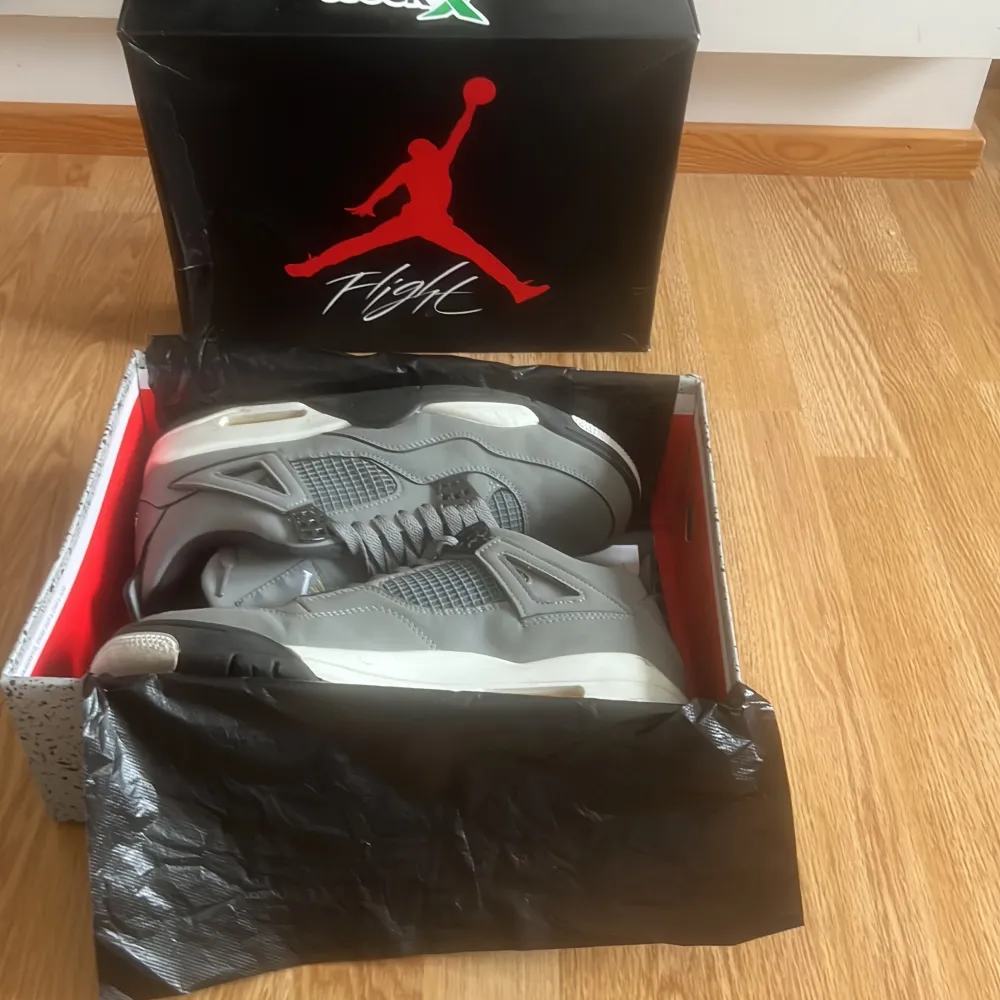 Säljer Air Jordan 4 Cool Greys eftersom jag vill ha andra basket skor.  Har använt dem typ 1 år men dem är fortfarande i mycket bra skick eftersom jag bara använde dem inomhus men är nu för små!  Färg Cool Grey   Pris diskuteras vid snabb affär. Skor.