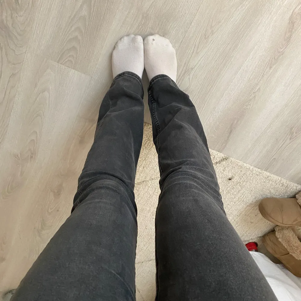 Jag säljer mina svarta bootcut. Dom är i storlek 34 och är köpta på H&M. Knappt använda. . Jeans & Byxor.