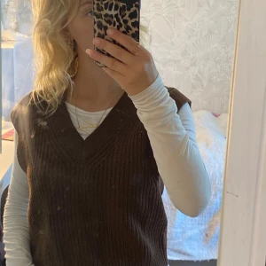 Väst - Helt ny fin väst, prislappen kvar och aldrig använd då de inte är min smak, fin o ha till vardag och även till speciella tillfällen, köpt på h&m för 99kr❣️