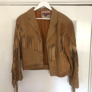 Jacka med fransar - Åh älskar denna! Underbar jacka med coola fransar💗 äkta mocka, ärvd av min storasyster🌟