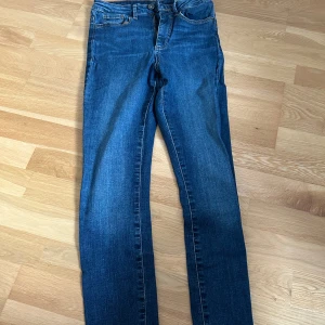 Vintage VeroModa jeans 🩵 - Jeans i storlek S, längd 32. Högmidjade i skinny modell 🤍