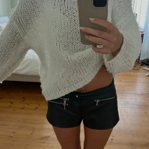 Skinnshorts - Så coola ”skinn” shorts med coola detaljer❤️