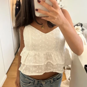Vit volang topp - Så fin vit topp med volanger❤️