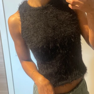 Fin topp - Säljer denna fina fluffiga topp från Lindex, bra skick och knappast använd 🫶🏽