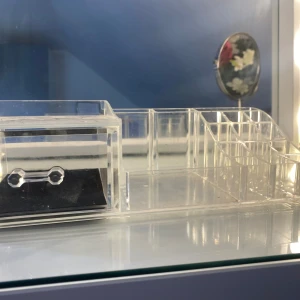 Förvaring  - 20kr för den lilla  40kr för den stora  70kr för båda  Kan tvätta innan  