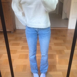 Lågmidjade jeans  - Lågmidjade jeans från Gina young, använda men i gott skick😊 tveka inte att skriva vid frågor! Storlek 152 (passar xs skulle ja säga) jag är 160