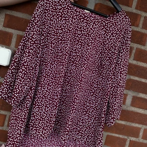 Väldigt vacker blus med hjärtan. Strl 50 - Se bilder :)