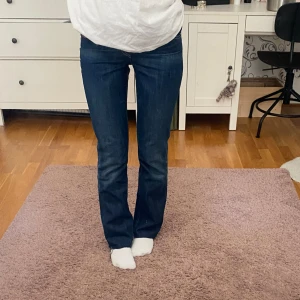 Levis jeans SMÅ - Mörkblå lågmidjade levis jeans som tyvärr är försmå för mig! Dom är i jättebra skick!Dom är skitanygga men kan inte knäppa dom. Storleken är liten!!!