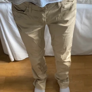 Beiga GANT-byxor - Beiga jeans/ byxor från Gant. Det är inte jeanstyg utan skulle bara säga att byxorna ser ut att likna jeans lite. Strl 28/34.