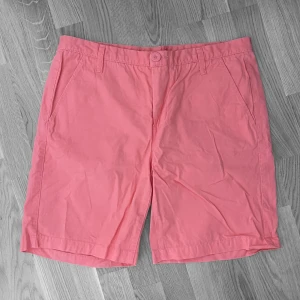 Shorts - Snygga shorts från ”Stadium” i storlek L! Köparen står för frakten men kan även mötas upp i Uppsala, Knivsta eller Sigtuna! Tveka inte att fråga mig om något🦩