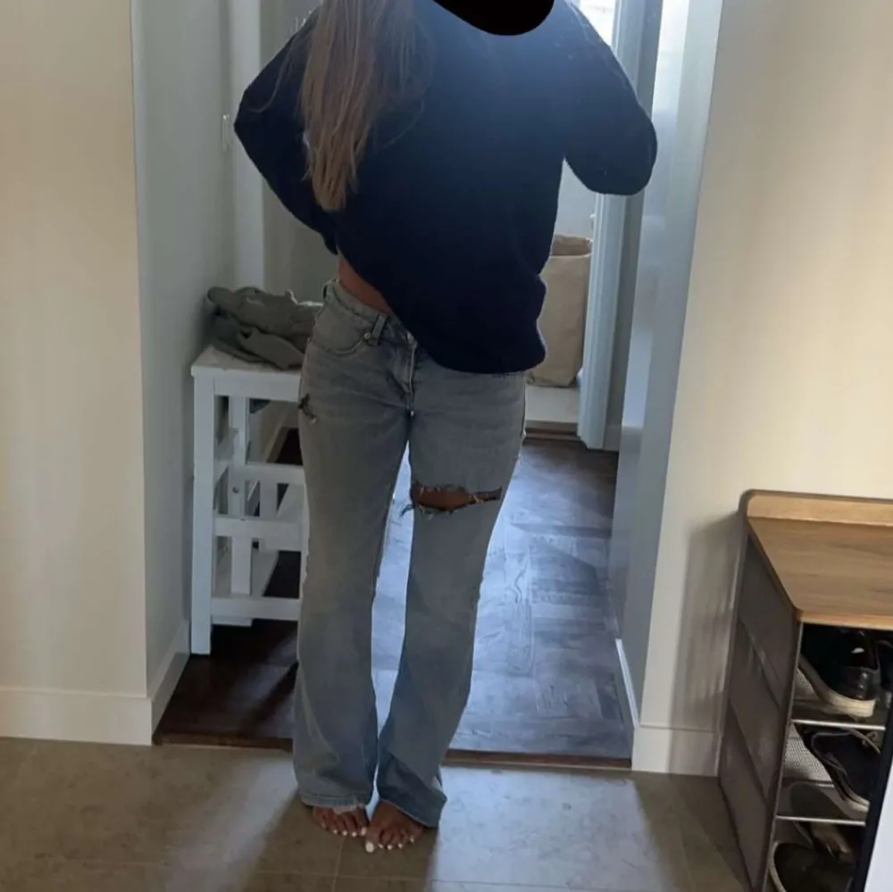 Skit snygga lågmidjade vintage jeans som jag gjort snygga slitningar på, säljer då jag tyvärr har för många jeans och ska flytta!! ( Är 168 cm på bilden )💕🫶🏼. Jeans & Byxor.