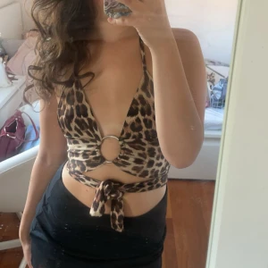 Leopard topp  - Säljer denna skitsnygga festtoppen, jättefint skick🩷🩷