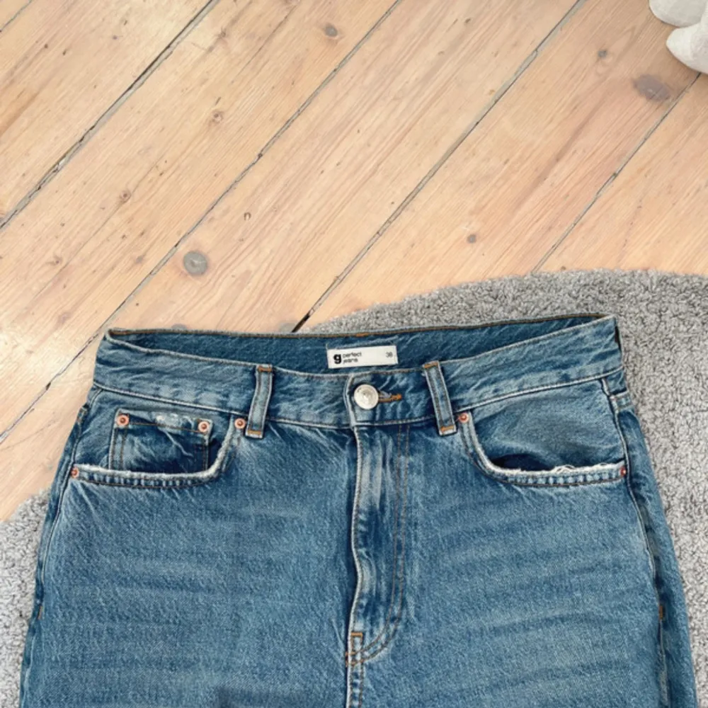 Säljer ett par klassiska blå jeansbyxor. De är i bra skick och har en snygg, vintage look. Perfekta för vardagsbruk och kan matchas med nästan vad som helst. De kommer dock inte till användning längre.. Jeans & Byxor.