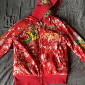 Ed hardy tröja - Säljer nu min edhardy tröja då det tyvärr inte är min stil längre, köptes av en annan på plick för 900kr ⭐️ den är sjukt varm passar bra när det är kallt ute. Som ni ser så har den päls innut i tröjan 💞 riktigt cool med färgen. Hör av er vid frågor, 