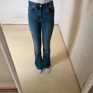 Stretchiga mid waist bootcut jeans som är perfekta till hösten! Innerbenlängd: 80cm, höft mått: 33cm, passar mig som är 170cm lång