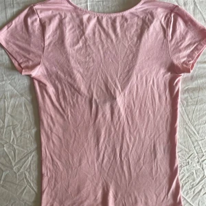 Gullig Rygglös top rosa  - Superfin rygglös top från lager 157.. inte använd därför inga defekter💞 stl L men sitter som en S/M. Skriv om du har frågor elr vill ha fler bilder☺️
