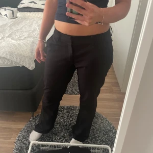 Svarta kostymbyxor - Jättefina kostymbyxor från bikbok i storlek 40. Säljer pågrund av att de är för stora
