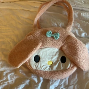 My melody väska - Säljer en My melody handväska från kawaii.se. den är mjuk och får plats med massa grejer, perfekt om man vill ha en sötare skolväska. den är i finskick och är bara använd 1-2 gånger. orginal pris 400kr.