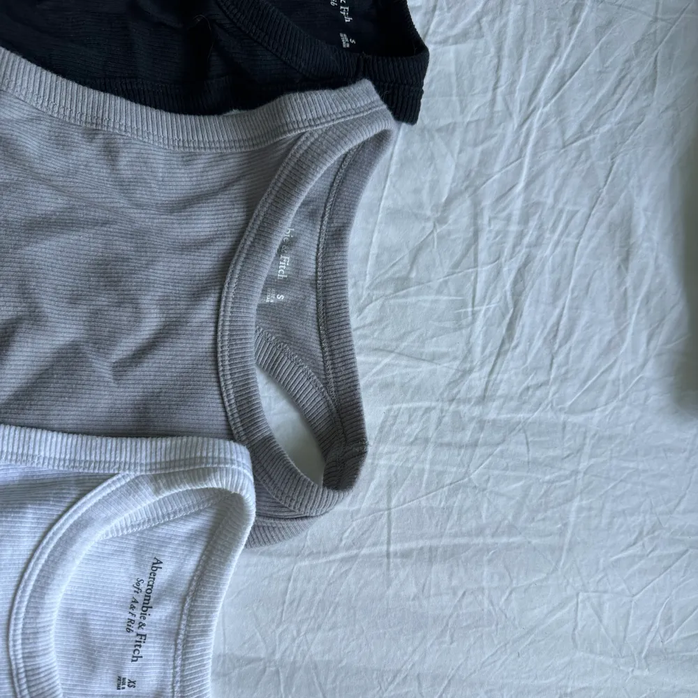 3 Bodysuit from Abercrombie  XS and S  White, grey and black . Toppar.