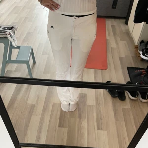 Vintage byxor - Vintage adidas byxor, utsvänga Står ej storlek men mellan S/M Jag är 168))