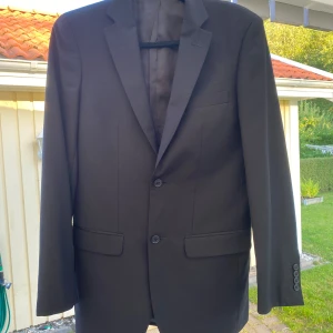 Svart Dressman Kavaj - En väldigt fin svart kavaj från Dressman som enbart använts några få gånger. Som ny! 