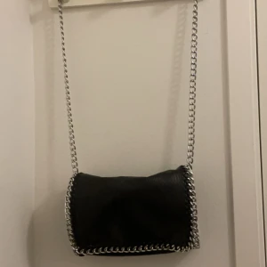 Tiamo väska - En jättesnygg äkta tiamo väska. Den har inga defekter på utsidan men på insidan är innertyget sönder som man kan se på sista bilden och därav lite lägre pris. Nypris är 550kr men jag säljer för 200kr. Pris kan såklart diskuteras! 💗