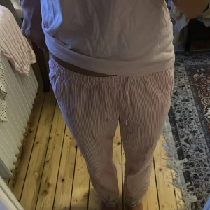 Pjamas byxor 💓 - Säljer dessa pyjamasbyxor från lager 157, har sytt dit en liten volang längst ner på byxorna då dem var korta för mig när jag köpte dem! Säljer för 70kr! Använda endast 1 gång och dem är som nya!