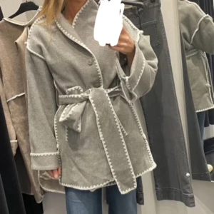 Frenchie wool jacket dark grey Neo Noir - Fin koft/jacka i nyskick. Inköpt på Jackie förra året, finns fortfarande att köpa i butiken. Nypris 1900 kr